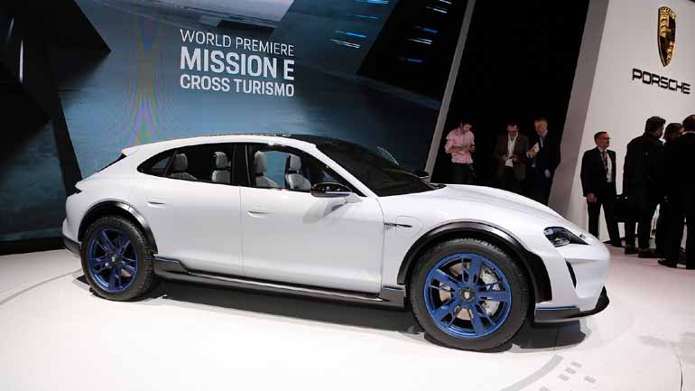 Στην παραγωγή το Porsche Mission E Cross Turismo